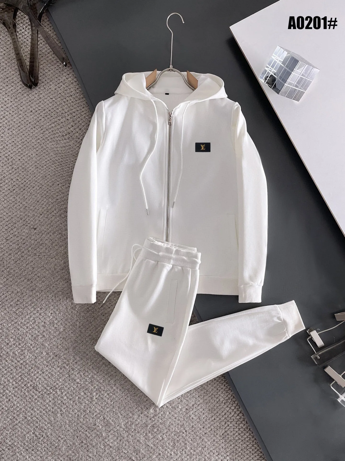 🅿️420 [LV Louis Vuitton] (Fat Man Gospel) hot-selling suit is coming. Focus on the original version of the official website. 2025 new hot-selling cardigan sweater suit. The original order is the best. 🇭🇰The meticulous work of top designers is dedicated to a fitting and perfect upper body effect. All-natural high-quality Roman cotton 100%, close-fitting comfort, noble and elegant! Original hardware embodies elegance and nobility! Counter size: M-5XL (maximum wear up to 220 pounds)